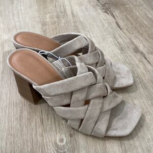 NEW Women’s Universal Thread Andy Mule Heels